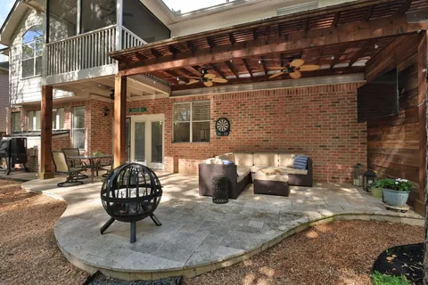 a view of a house with backyard and a tree