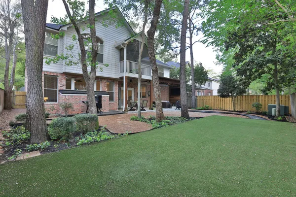 $650,000 | 10 Pine Island Place, The Woodlands, TX 77382