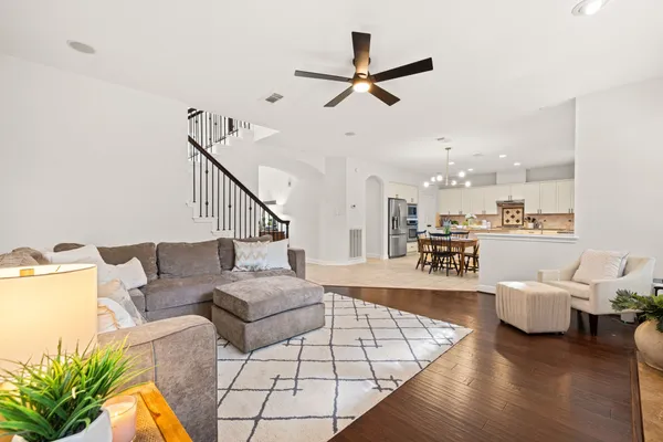 $650,000 | 10 Pine Island Place, The Woodlands, TX 77382
