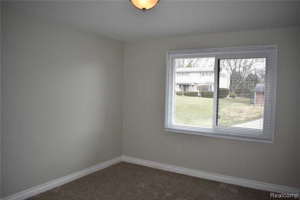 31035 Carriage Hill Road Farmington Hills, MI 48331 - Photo 22 of 32