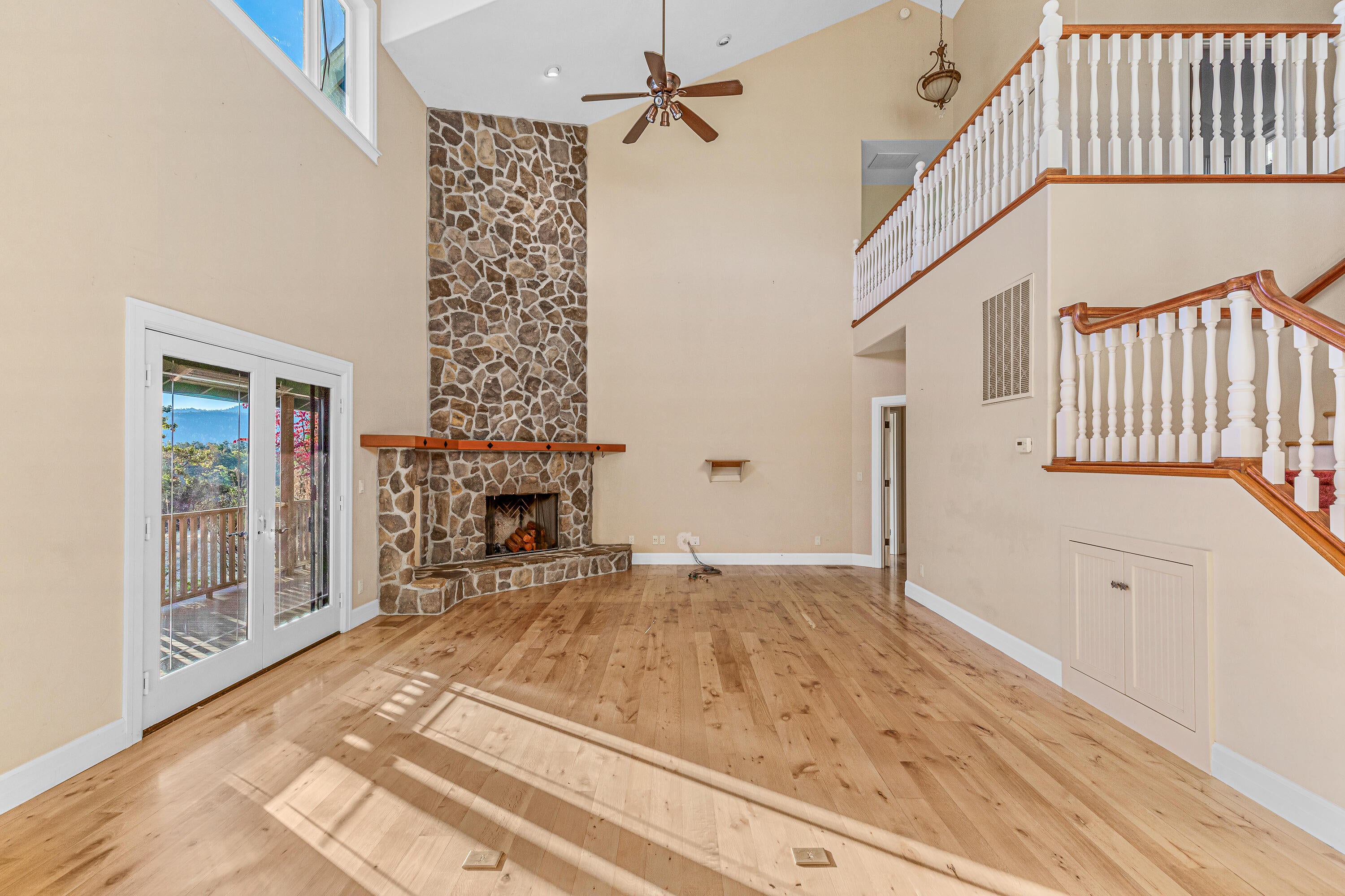 1820 Dry Creek Road Eagle Point, OR 97524 - Photo 12 of 64 Great Room w/Vaulted Ceilings
