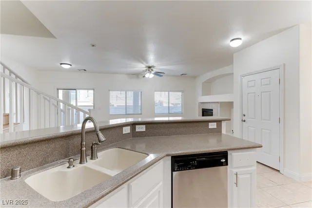 $1,915 | 1069 Thrill Court, Unit 102, Henderson, NV 89002