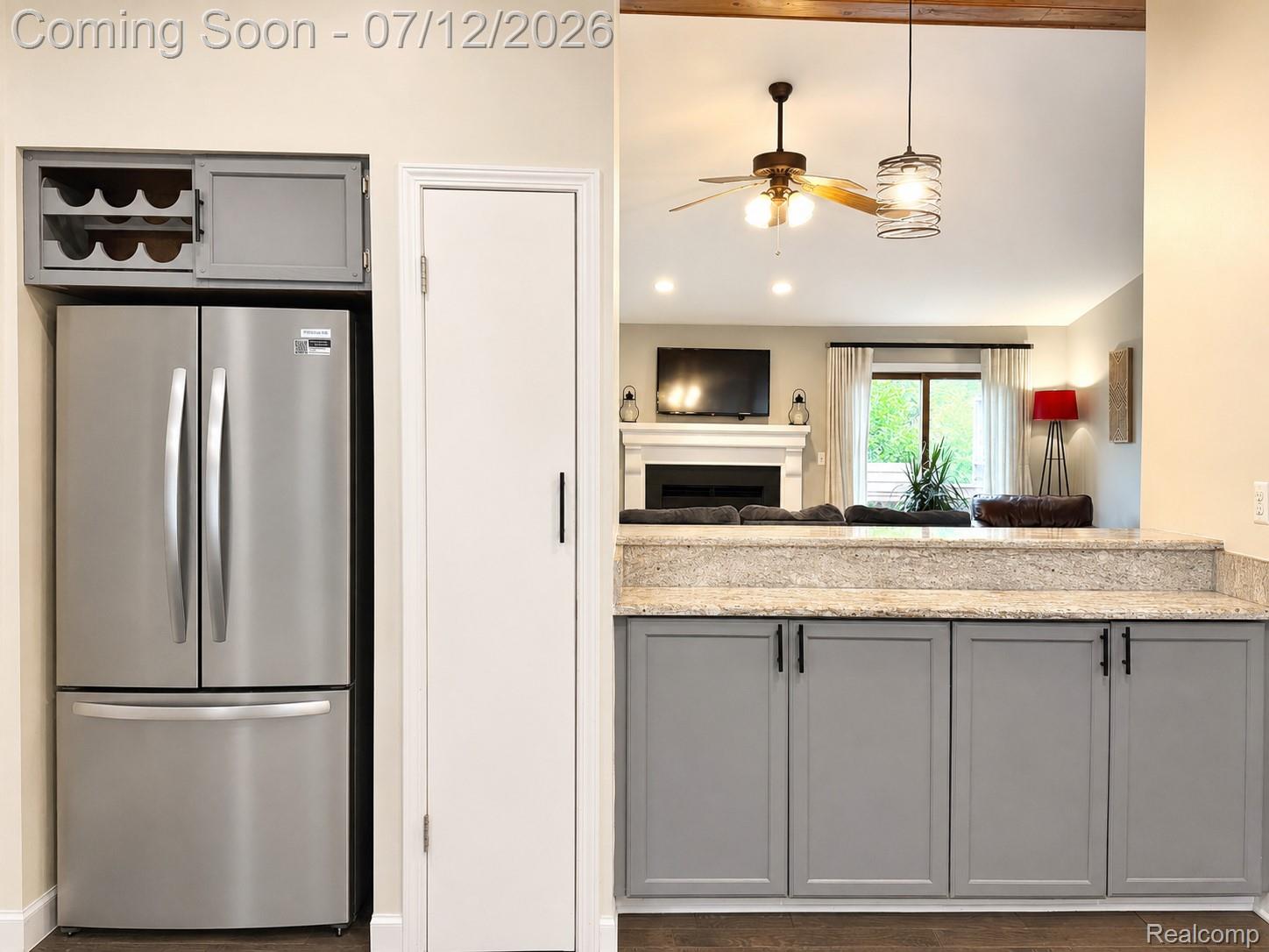 2033 Avonstoke Road Rochester, MI 48307 - Photo 5 of 26 Built-in cabinetry with integrated wine storage