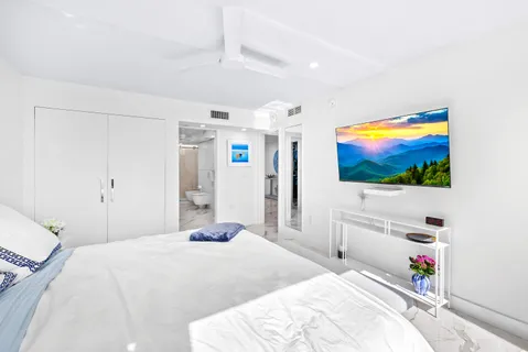 $1,399,999 | 3912 South Ocean Boulevard, Unit 806, Highland Beach, FL 33487