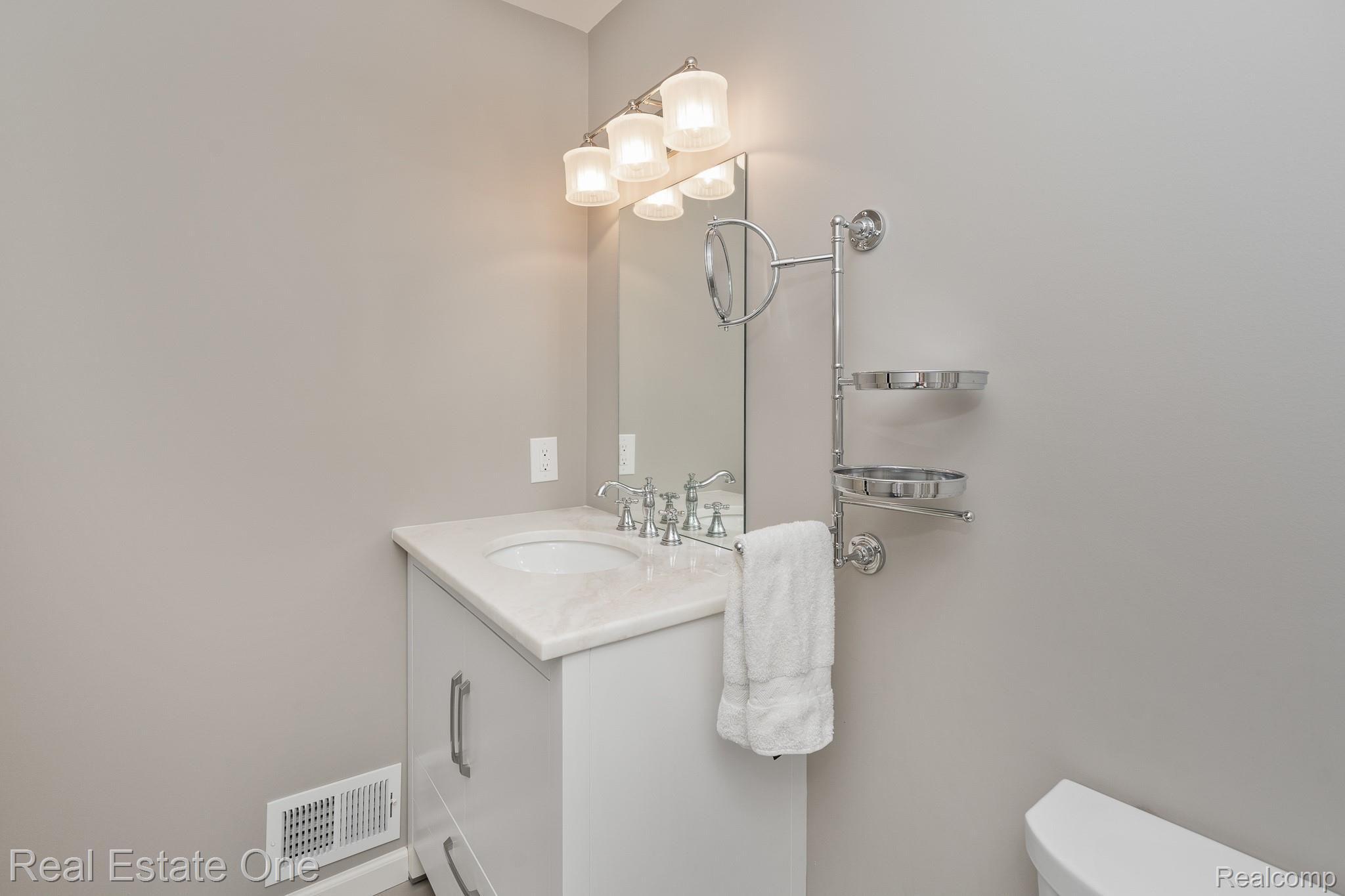 1214 Valley Circle, Unit 9 Rochester, MI 48309 - Photo 25 of 29 Full bath