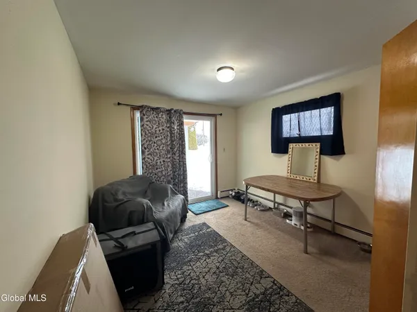 $1,000 | 4 University Place, Unit 2, Amsterdam, NY 12010