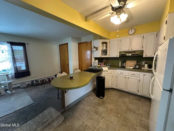 $1,000 | 4 University Place, Unit 2, Amsterdam, NY 12010