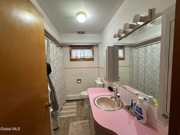 $1,000 | 4 University Place, Unit 2, Amsterdam, NY 12010