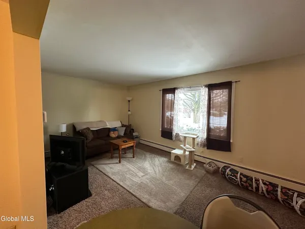 $1,000 | 4 University Place, Unit 2, Amsterdam, NY 12010