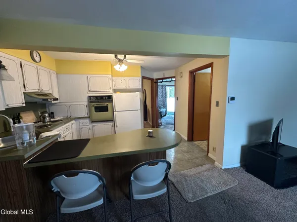 $1,000 | 4 University Place, Unit 2, Amsterdam, NY 12010