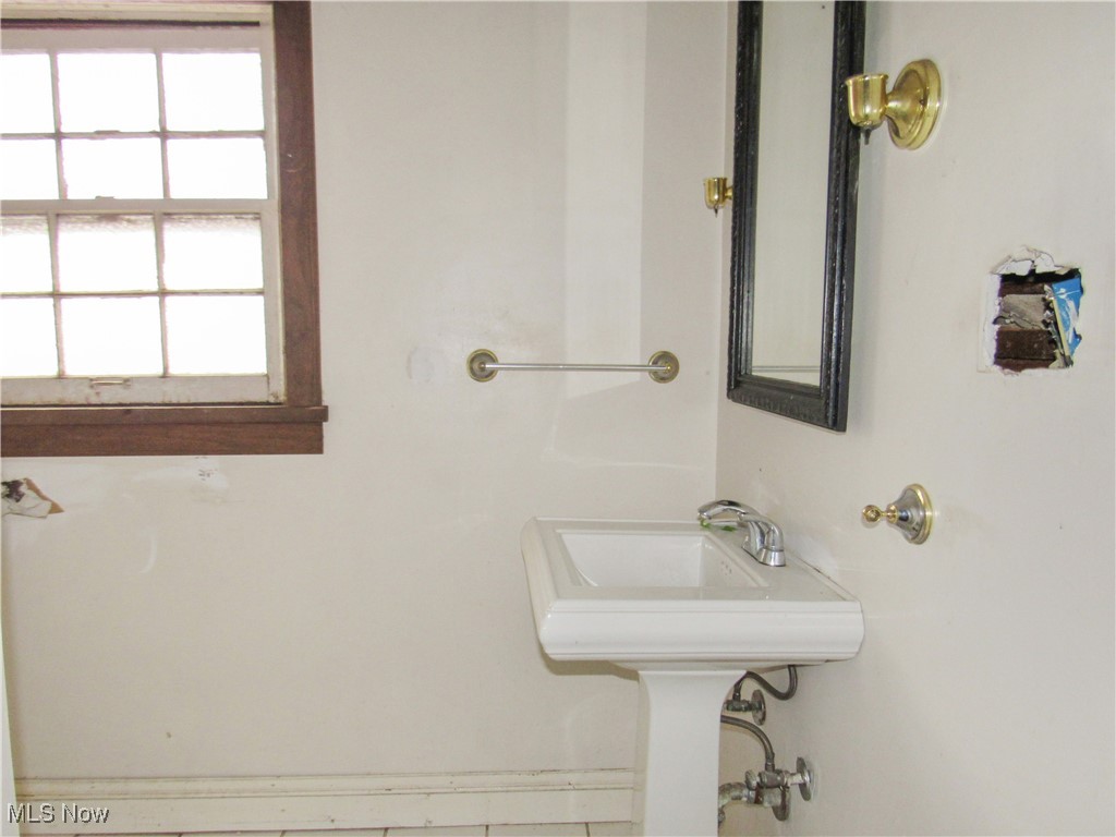 14450 Superior Road Cleveland, OH 44118 - Photo 27 of 35 View of bathroom
