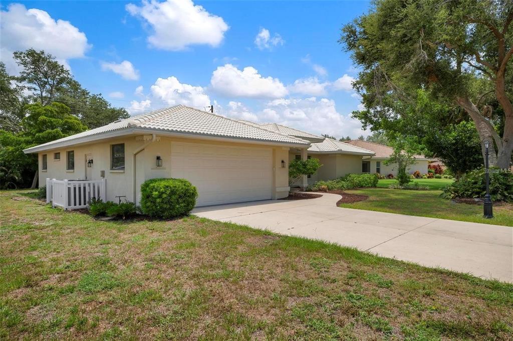 133 1st Avenue Nokomis, FL 34275 - Photo 28 of 32 a view of backyard with a garden and plants