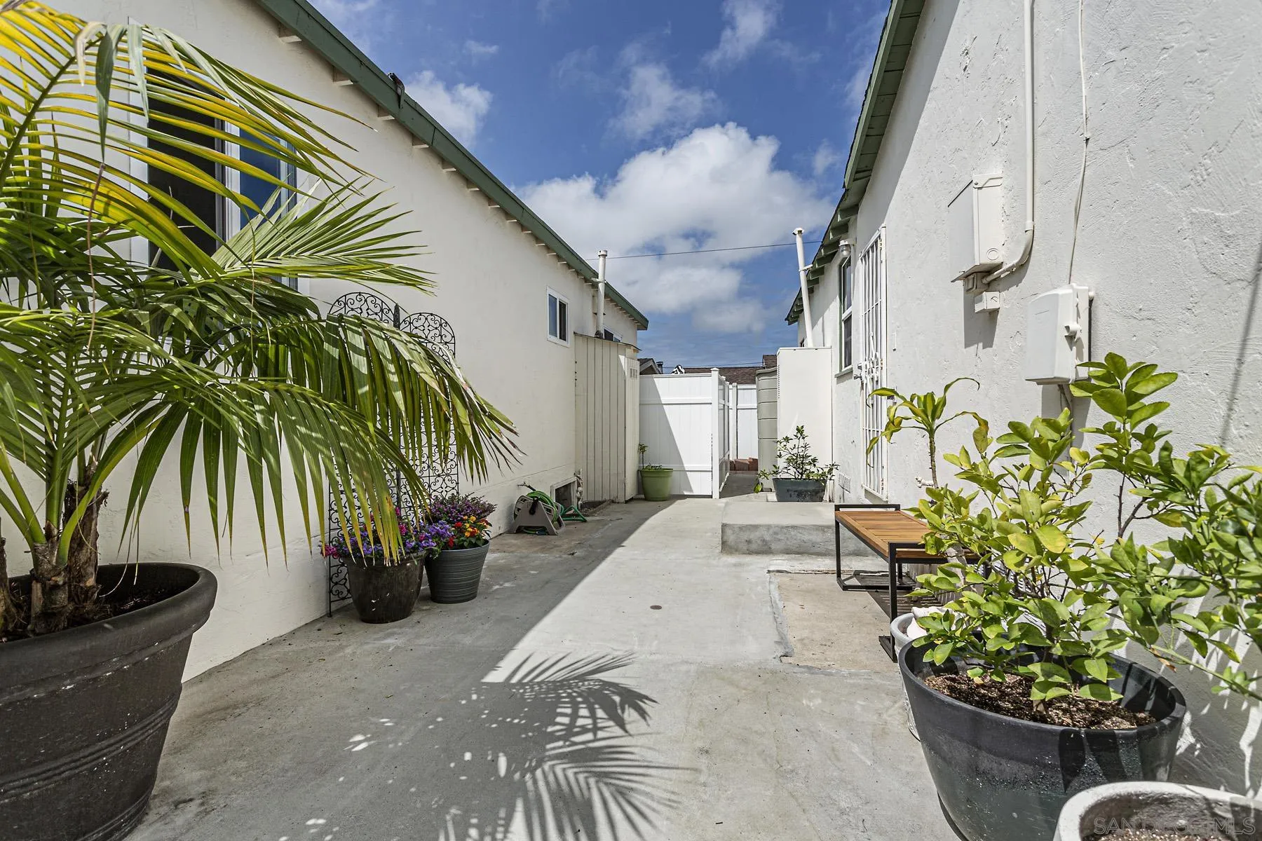 802 Vanderbilt Place San Diego, CA 92103 - Photo 3 of 14 a living room with patio furniture