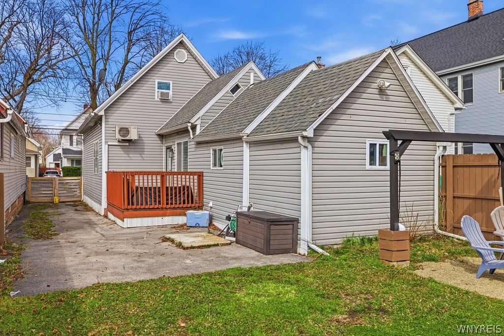 65 Benzinger Street Buffalo, NY 14206 - Photo 4 of 25