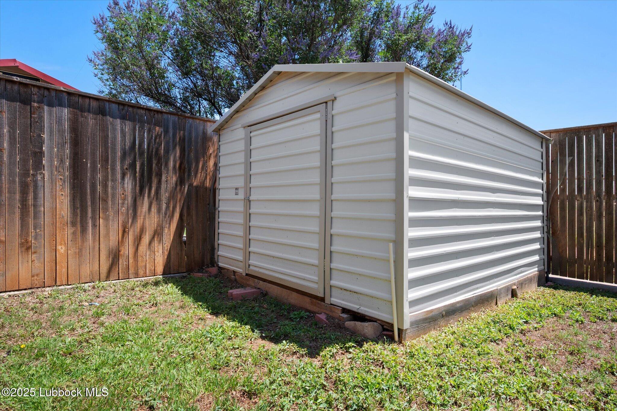 10401 Elgin Avenue Lubbock, TX 79423 - Photo 27 of 27 a backyard of a house