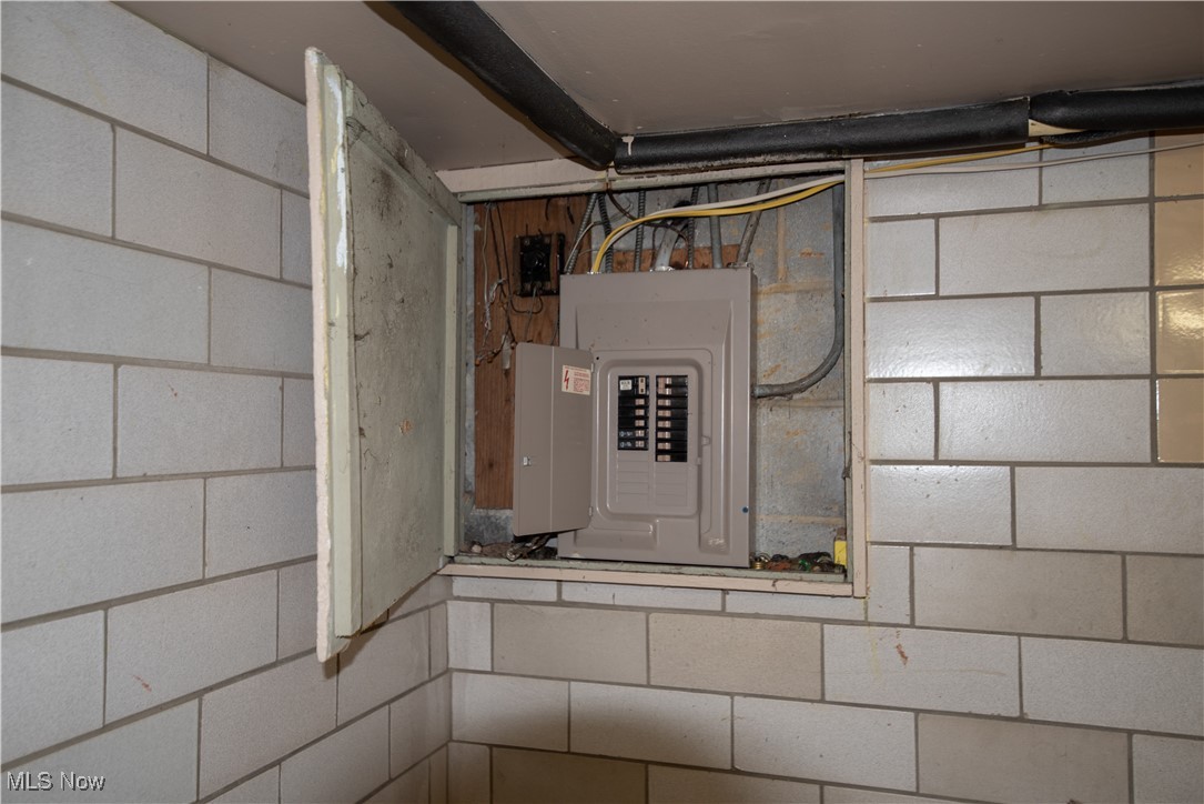 1118 Shields Road Youngstown, OH 44511 - Photo 20 of 21 Utilities with electric panel