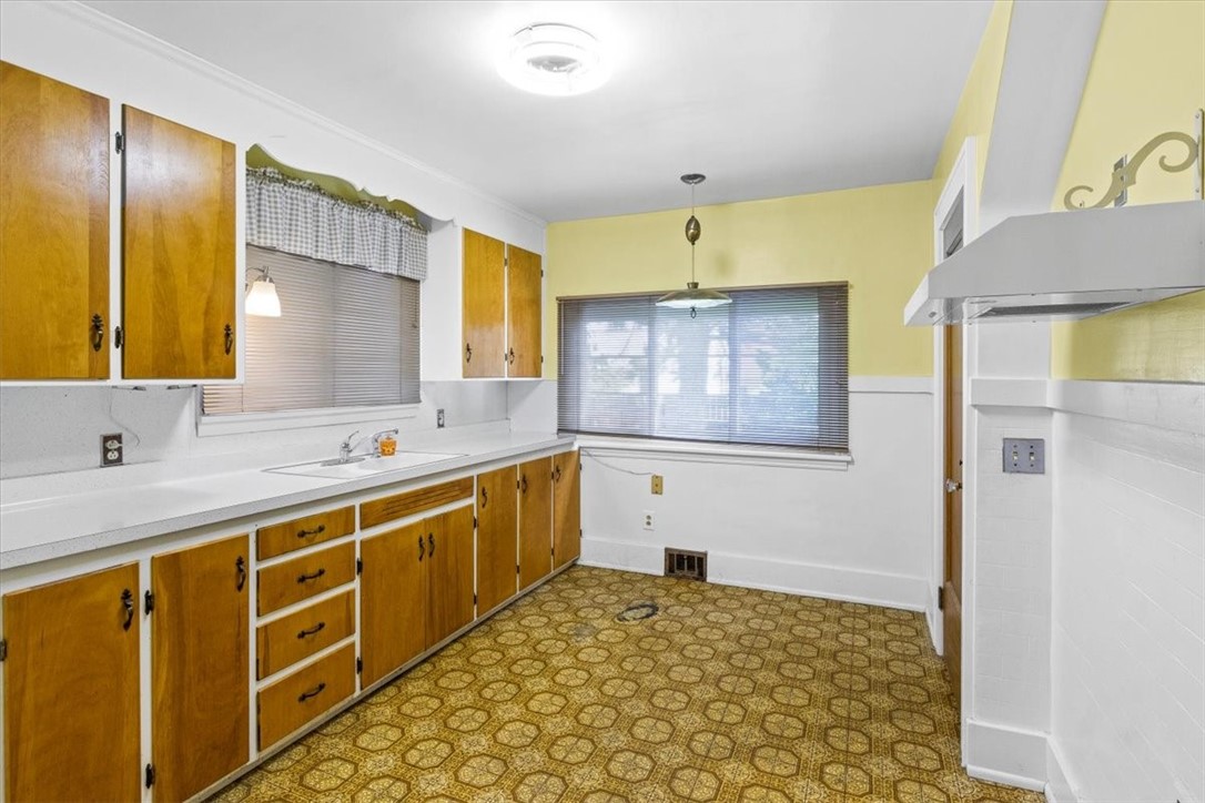 582 Rocket Street Rochester, NY 14609 - Photo 12 of 27