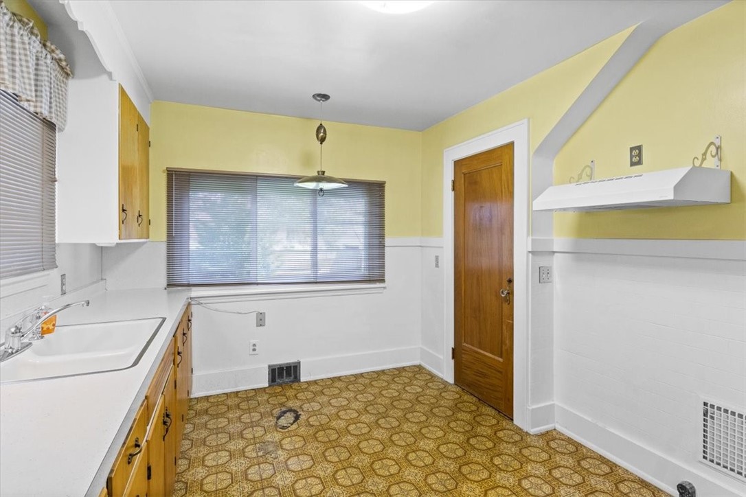 582 Rocket Street Rochester, NY 14609 - Photo 13 of 27