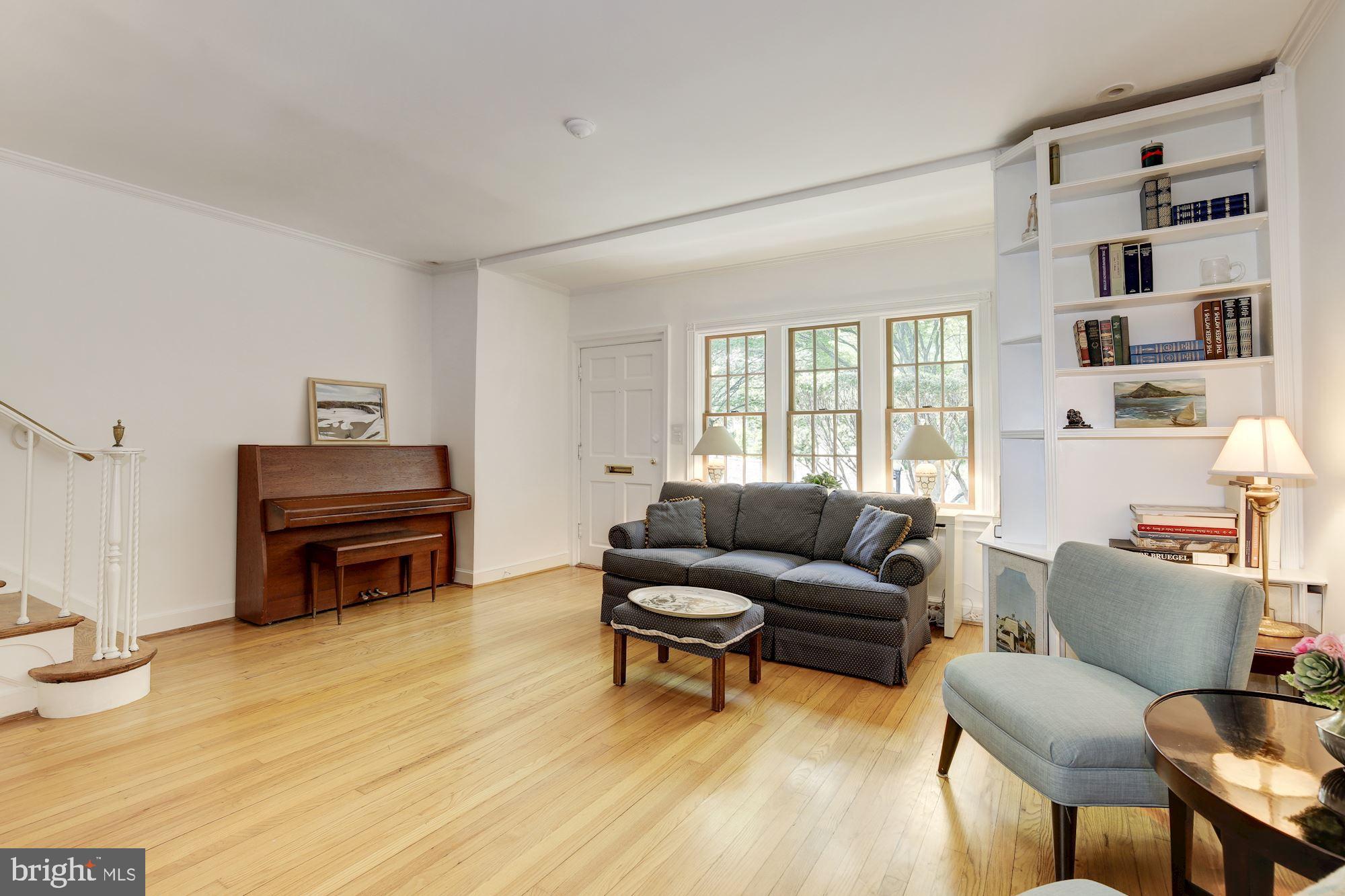 4420 Reservoir Road Northwest Washington, DC 20007 - Photo 3 of 37 Living Room