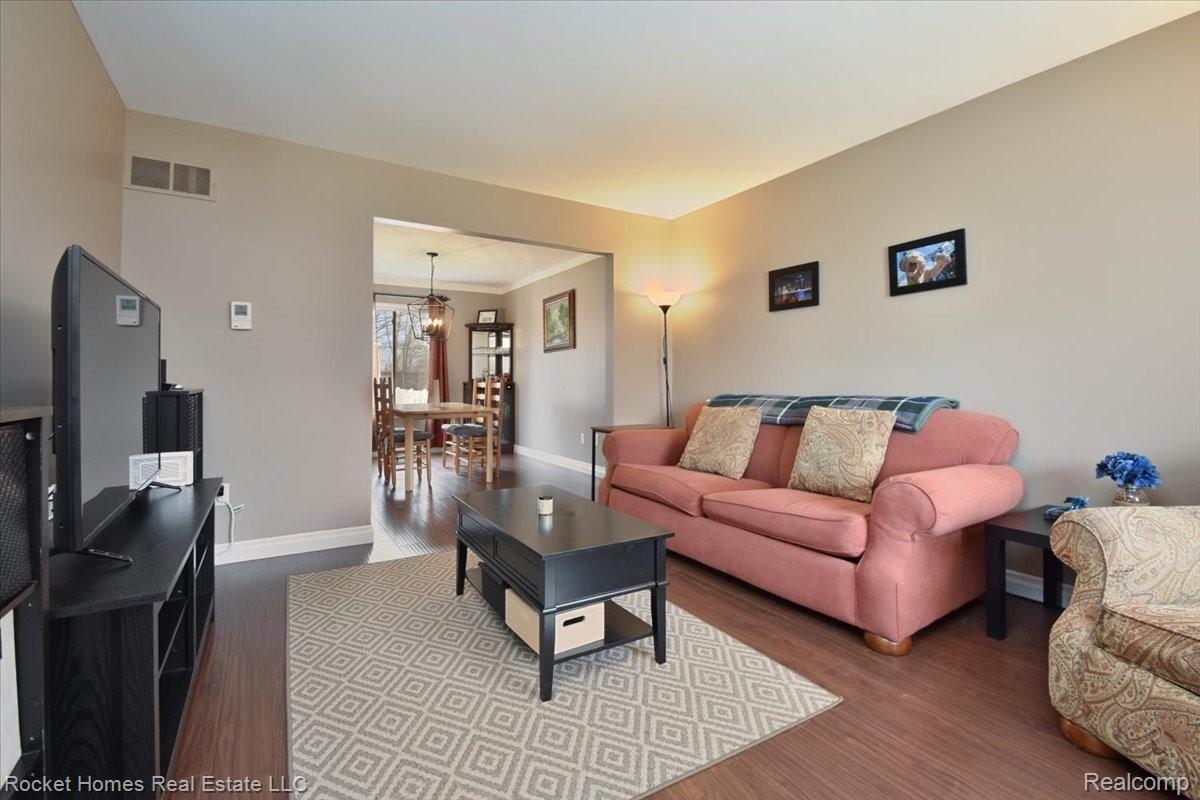 06-Living Room.jpg