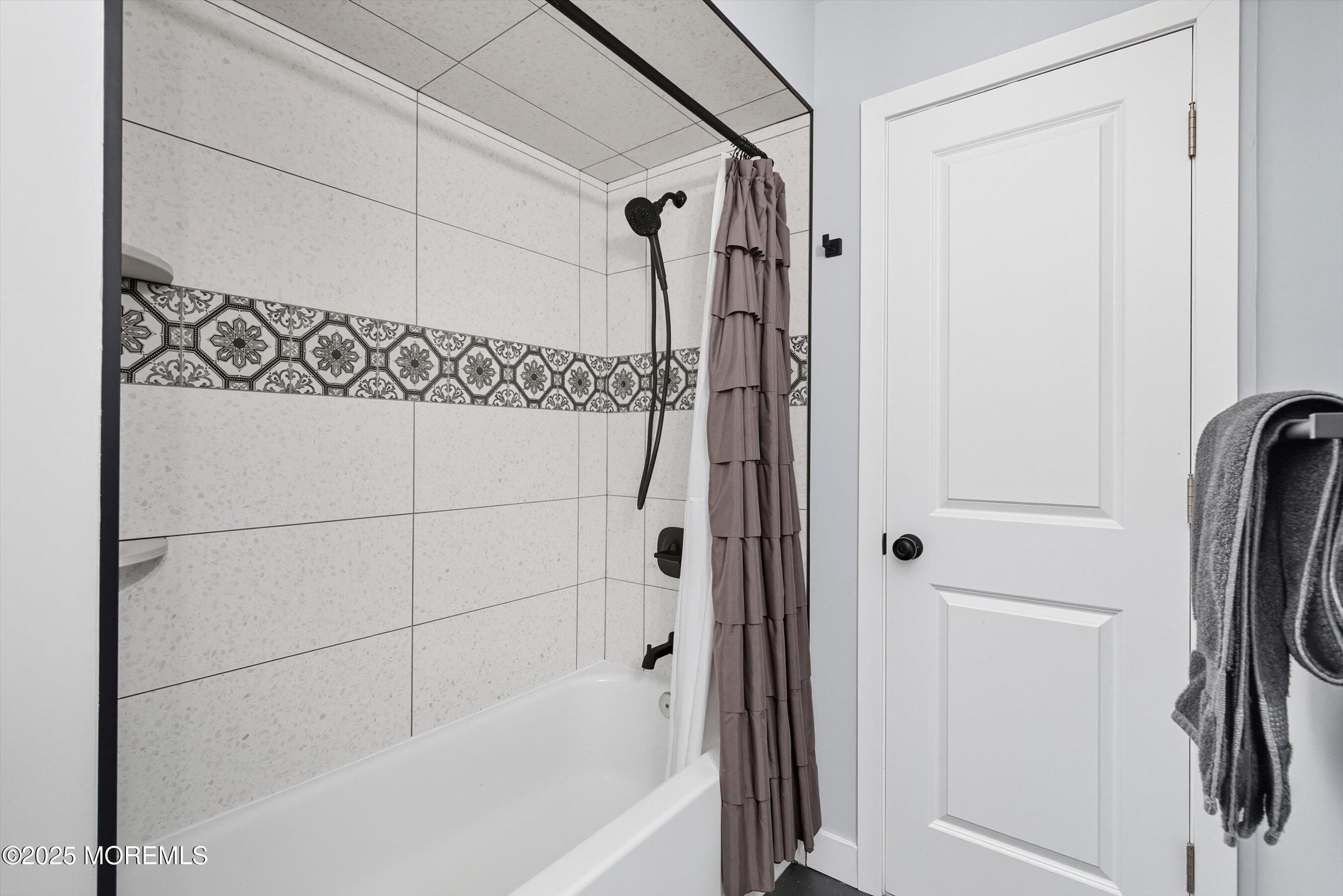 173 Cliff Road Brick, NJ 08724 - Photo 13 of 37 a bathroom with a bathtub