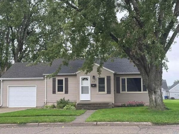$194,500 | 524 2nd Avenue Southwest, Sioux Center, IA 51250