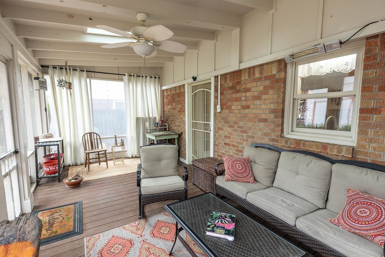 5130 Mason Road Memphis, TN 38117 - Photo 19 of 26 a living room with furniture and a large window