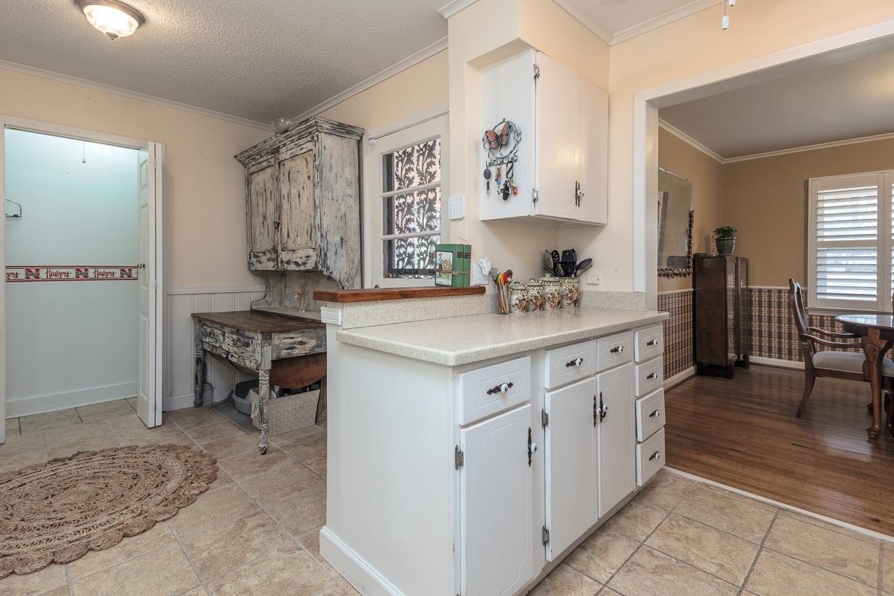 5130 Mason Road Memphis, TN 38117 - Photo 8 of 26 a kitchen with granite countertop a sink stove and cabinets