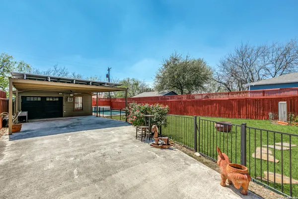 a view of a house with backyard and furniture