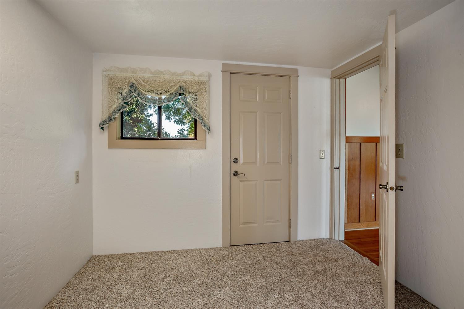 4410 Colver Road Phoenix, OR 97535 - Photo 17 of 35 an empty room with window