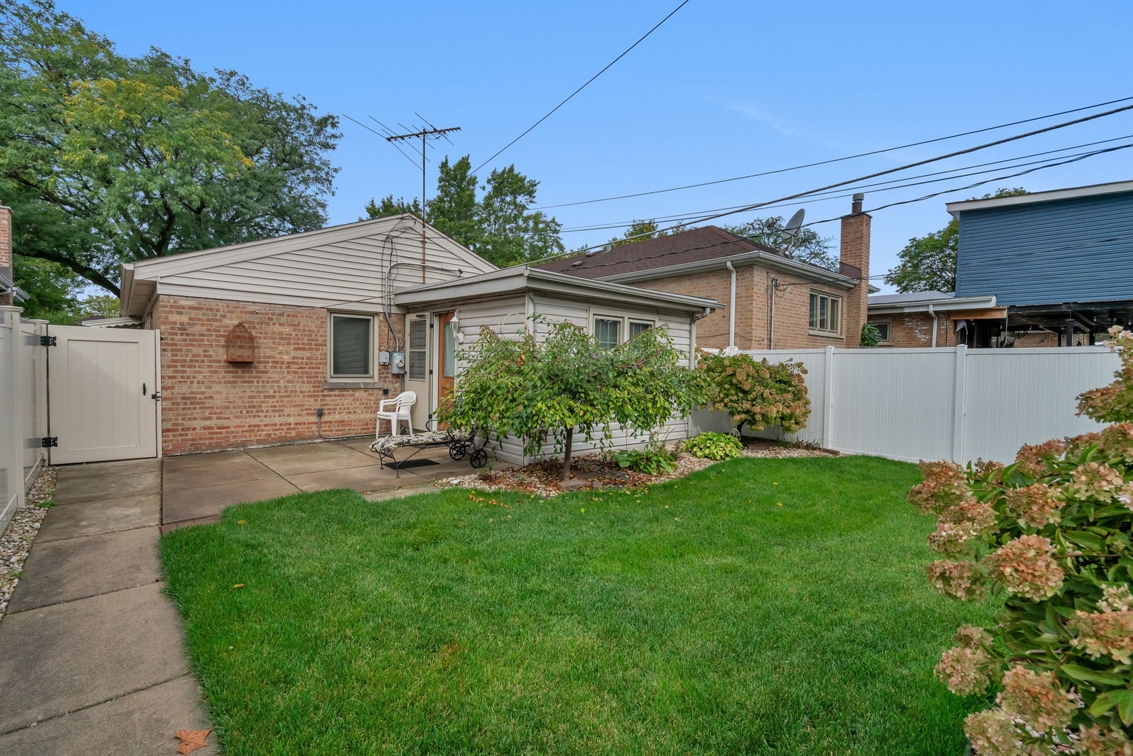 5611 South Monitor Avenue Chicago, IL 60638 - Photo 22 of 24 a view of a back yard of the house