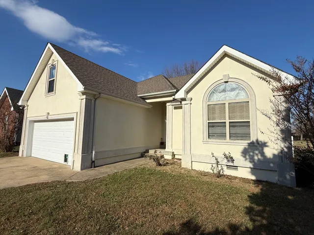 a view of backyard of the house