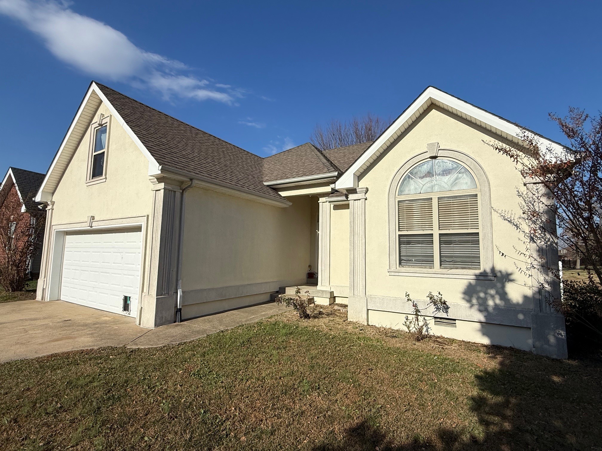 a view of backyard of the house
