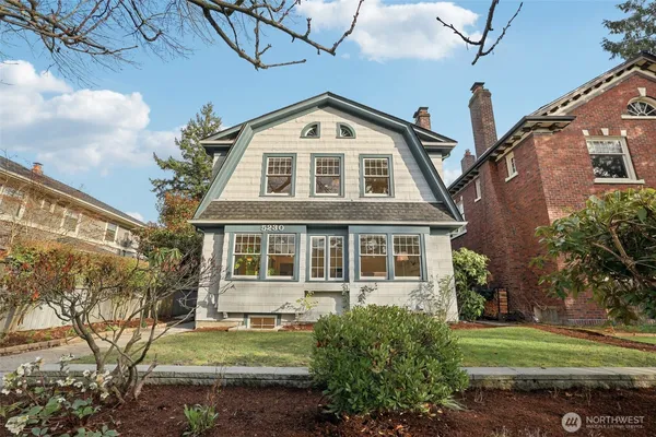 a view of a yard in front of a house