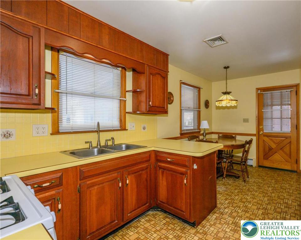 1735 Greenleaf Street Bethlehem, PA 18017 - Photo 4 of 48