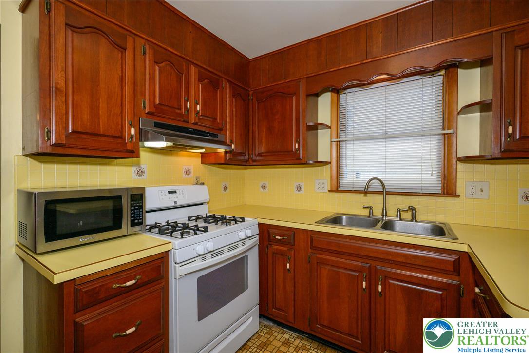 1735 Greenleaf Street Bethlehem, PA 18017 - Photo 5 of 48