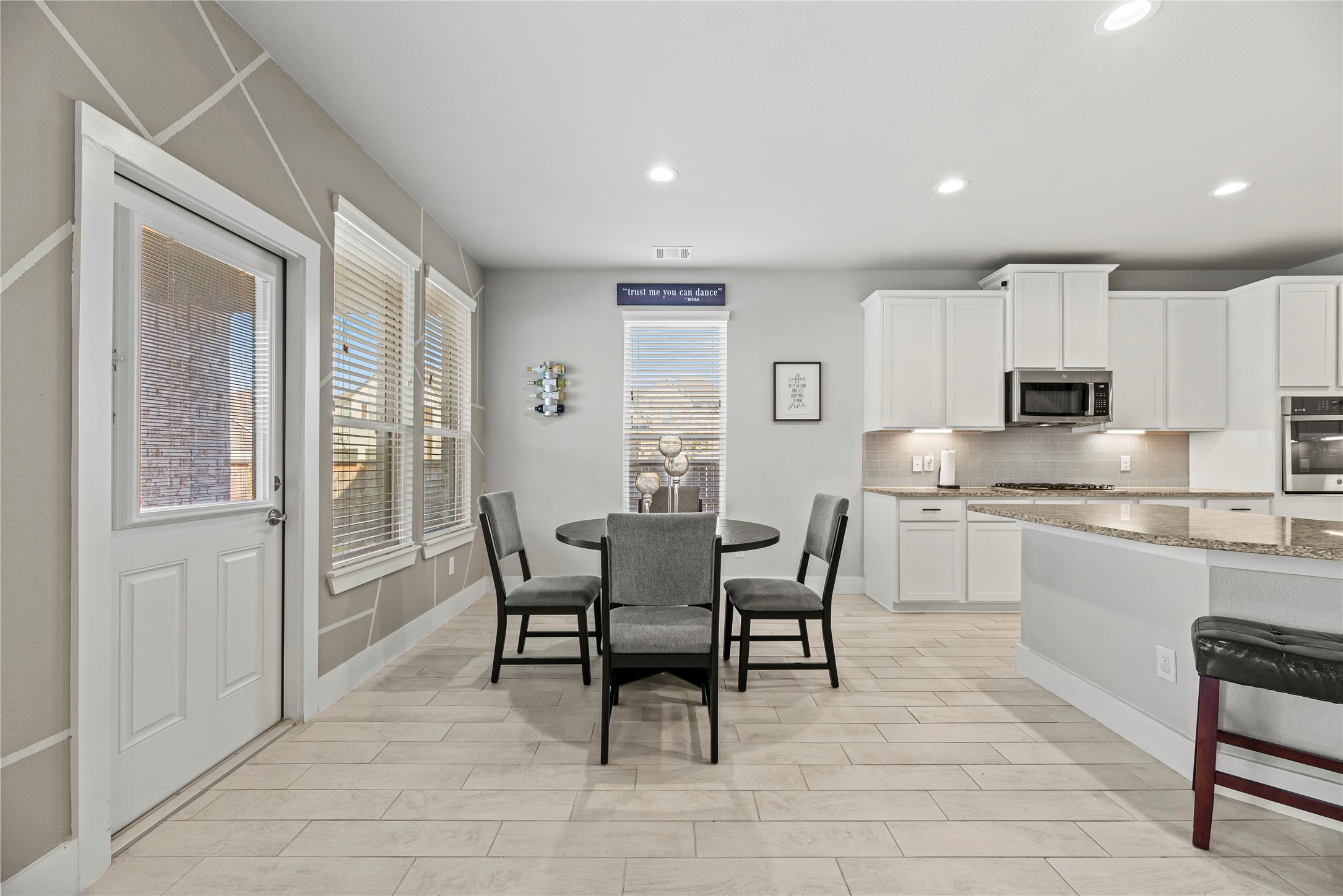 1600 Del Sol Rdg Lane Katy, TX 77493 - Photo 8 of 28 The breakfast area is next to the kitchen and offers a bright and comfortable spot for meals, with tons of natural light from the large windows.