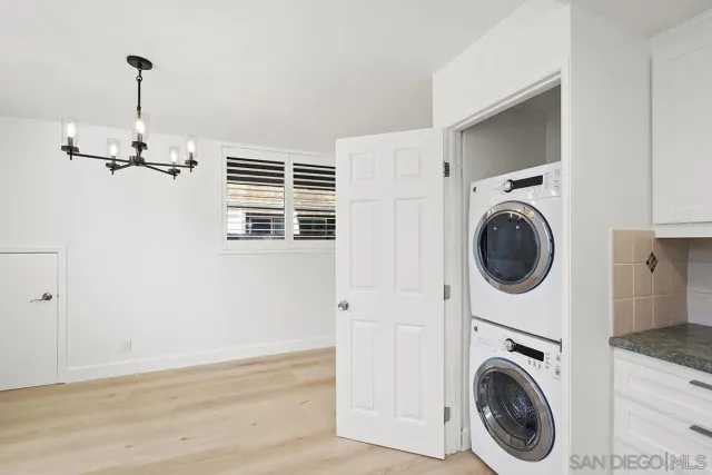 a view of a livingroom with a washer and dryer