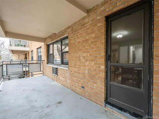 a view of an entryway with a livingroom