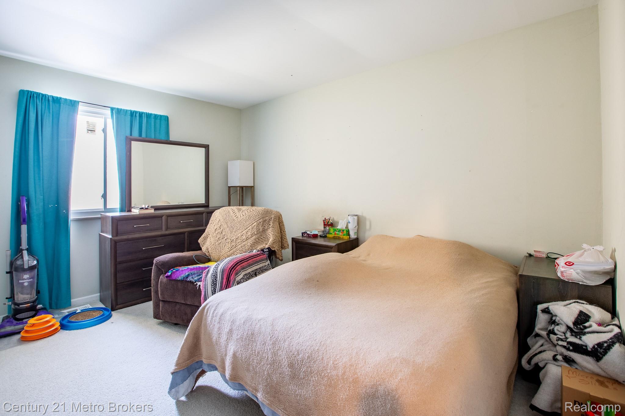 6101 Belsay Road Grand Blanc, MI 48439 - Photo 10 of 28 Bedroom featuring light carpet