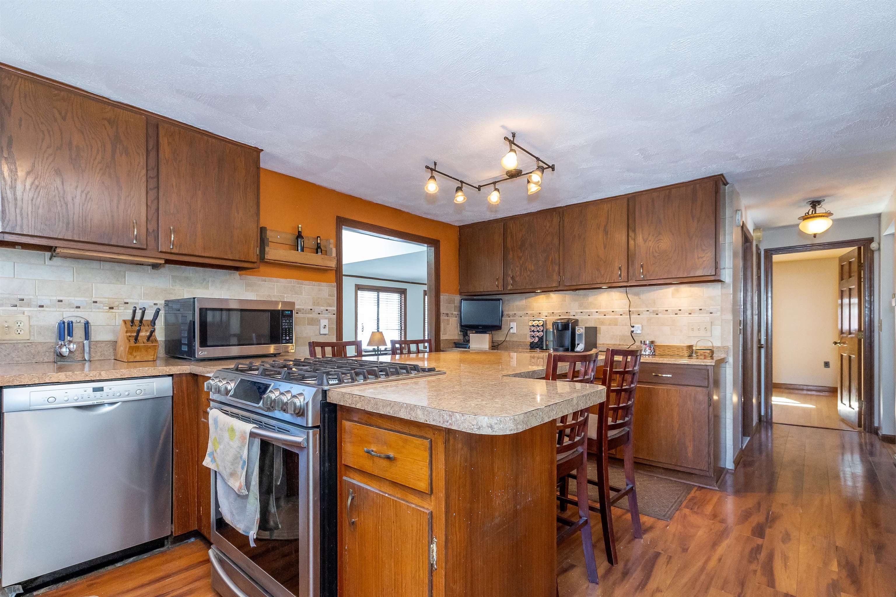 92 Peele Road Nashua, NH 03062 - Photo 4 of 35