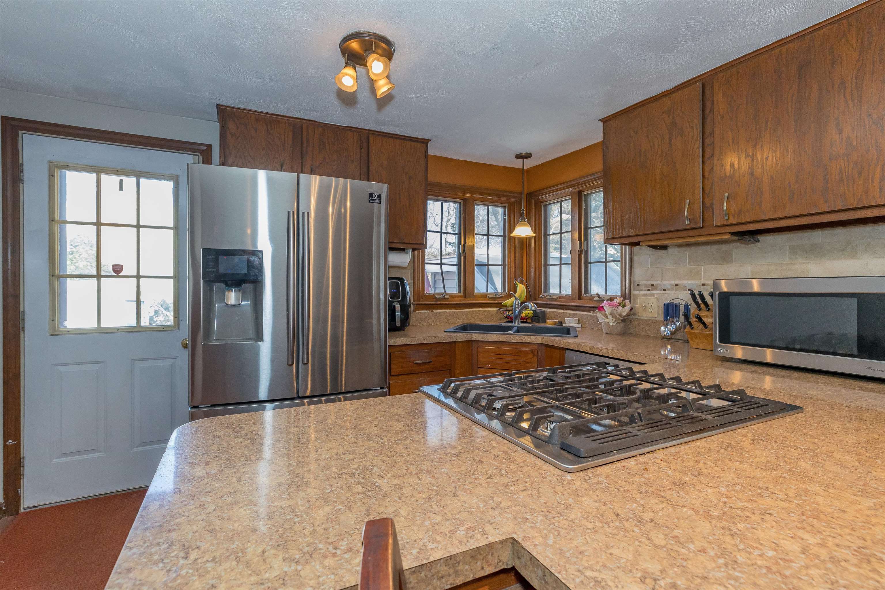 92 Peele Road Nashua, NH 03062 - Photo 6 of 35