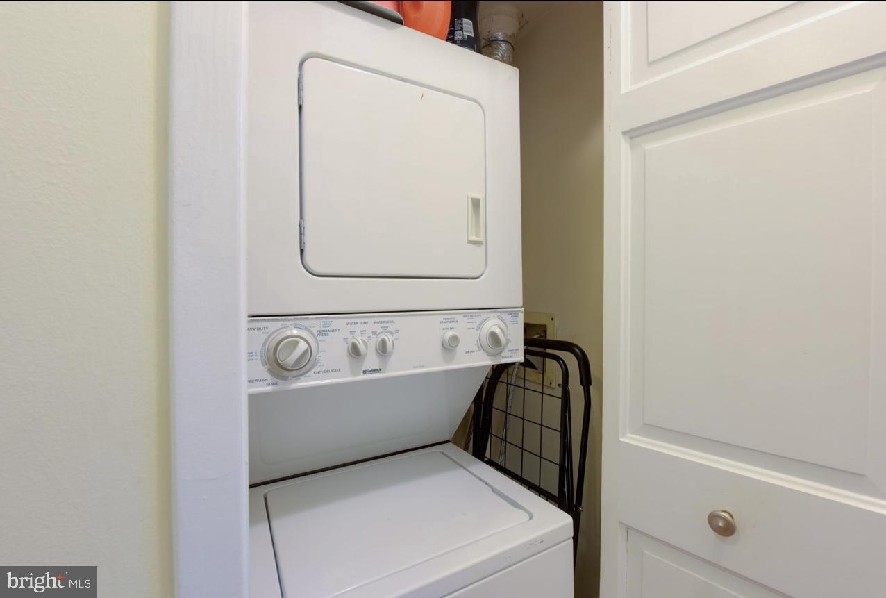 5501 Seminary Road, Unit 801S Falls Church, VA 22041 - Photo 24 of 32 a bathroom with a bathtub and a sink