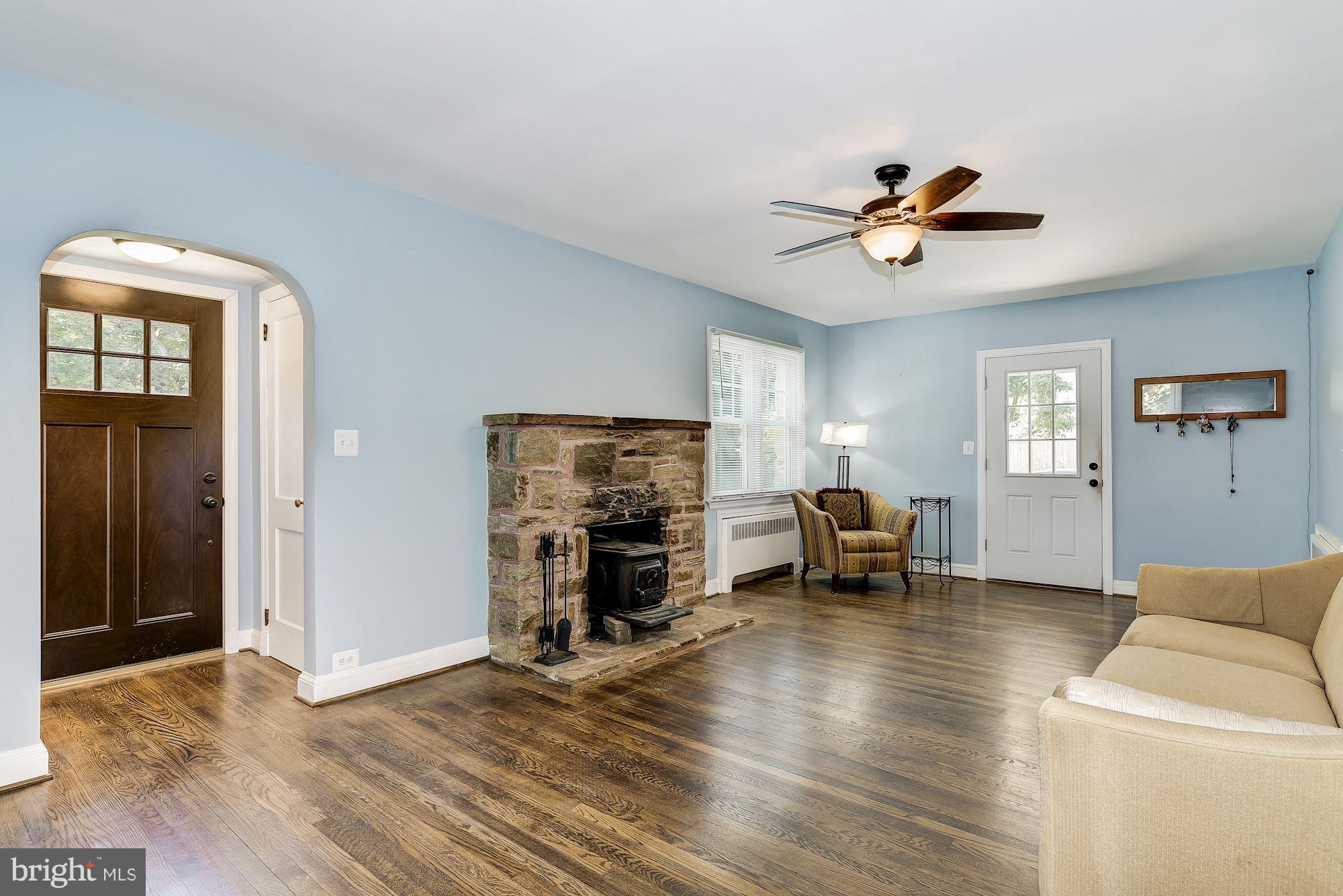 2619 Old Liberty Road Mount Airy, MD 21771 - Photo 6 of 26 Living Room