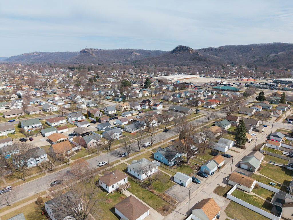 2134 Redfield Street La Crosse, WI 54601 - Photo 36 of 37 DJI_20260329123220_0797_D