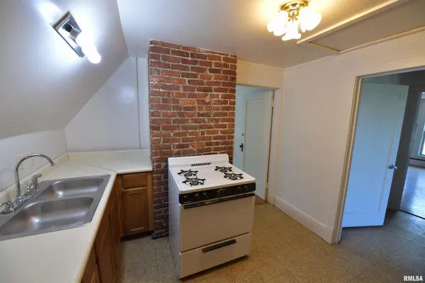 $374,900 | 919 West Moss Avenue, Peoria, IL 61606