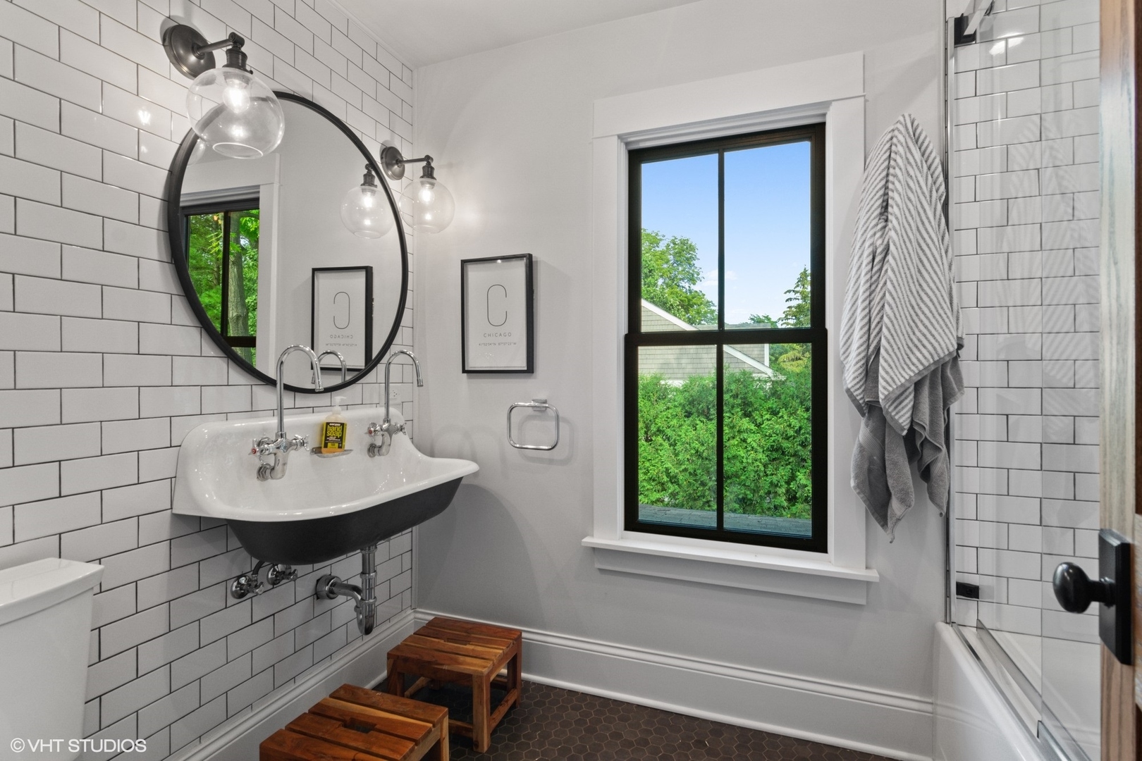 735 Baldwin Road Highland Park, IL 60035 - Photo 18 of 30 a bathroom with a sink a mirror and a bathtub