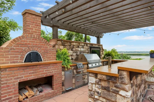 $1,199,900 | 15742 Grand Point Drive, Grand Haven, MI 49417