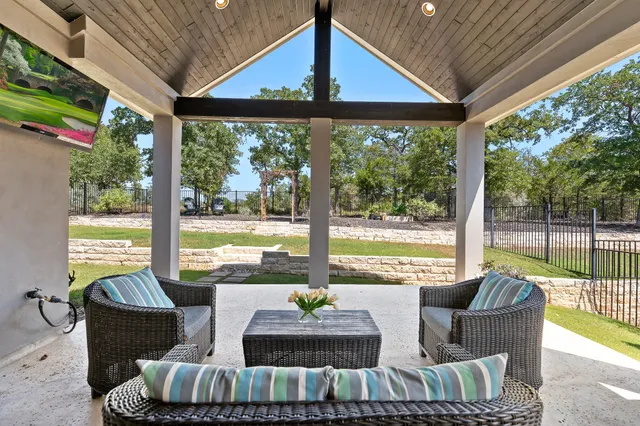 a picture of a wall with a building