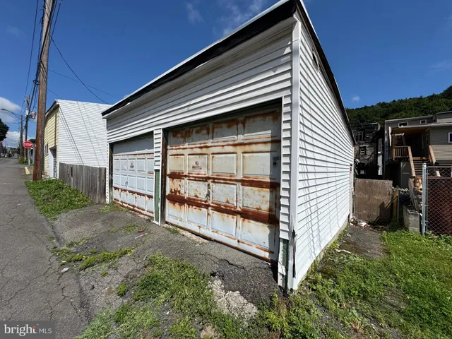 a view of a house with backyard and balcony